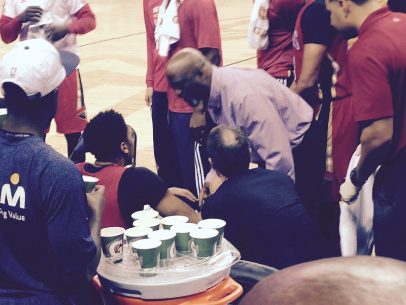 Illustration for article titled Anthony Davis Dislocated His Pinky Finger
